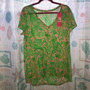 NWT Lilly Pulitzer Etta V-Neck Shirt in Mandevilla Baby Fins and Flippers